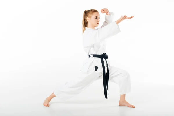 Fille en kimono entraînement karaté isolé sur blanc — Photo de stock