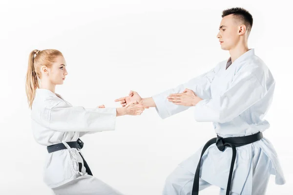 Combatientes de karate de pie en poses aisladas en blanco - foto de stock