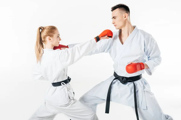 Sportifs se battant en kimono de karaté et gants isolés sur blanc — Photo de stock