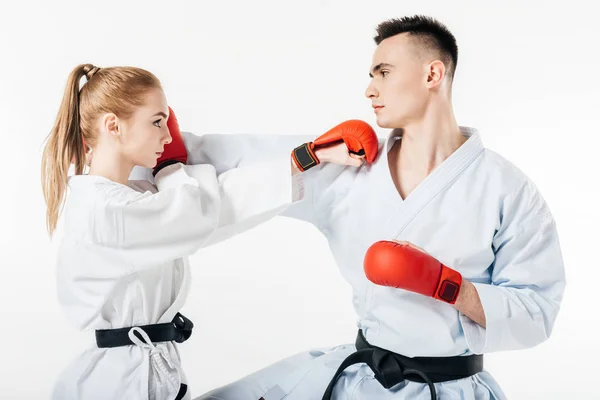 Vista laterale dei combattenti di karate che esercitano isolato su bianco — Foto stock