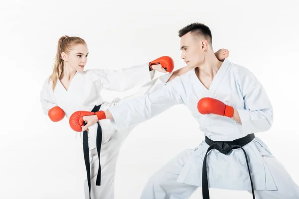 Combatientes de karate ejerciendo aislado en blanco - foto de stock