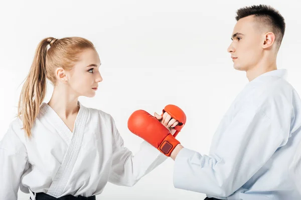 Seitenansicht von Karate-Kämpfern, die sich mit Handschuhen berühren, isoliert auf weiß — Stockfoto