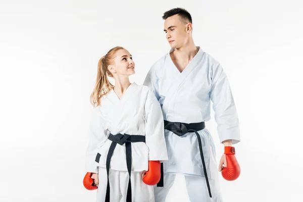 Combatientes de karate mirándose aislados en blanco - foto de stock