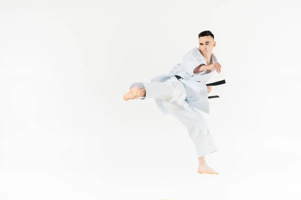 Entraînement de karaté masculin isolé sur blanc — Photo de stock