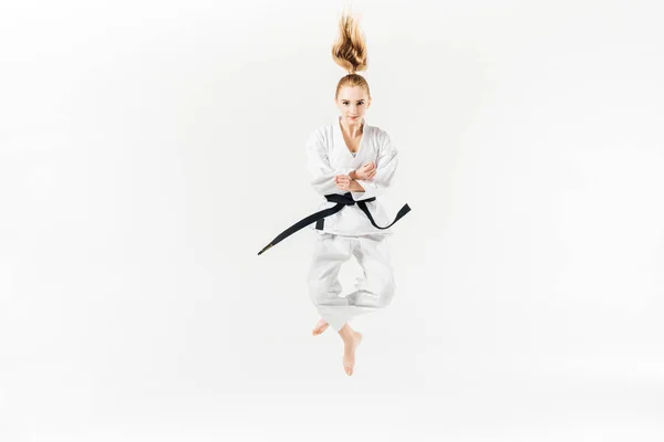 Mujer karate fighter saltar aislado en blanco — Stock Photo
