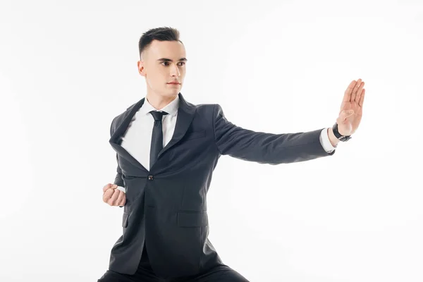 Luchador de karate masculino de pie en posición en traje aislado en blanco - foto de stock