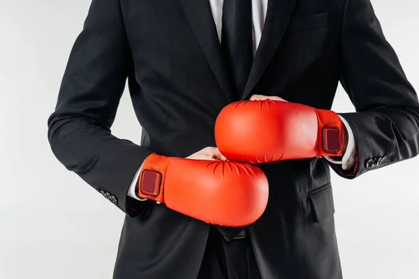 Imagen recortada de hombre de negocios en traje y guantes rojos aislados en blanco - foto de stock