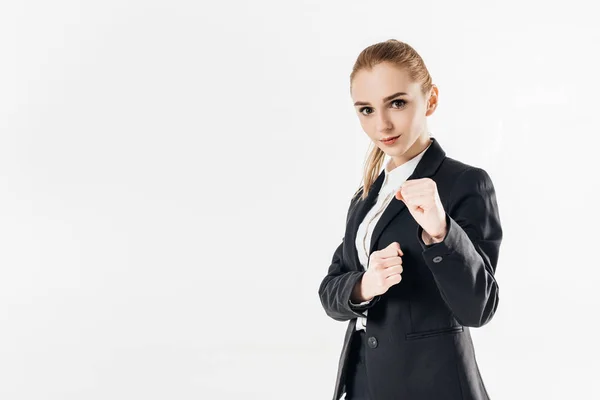 Combattente di karate femminile in piedi in giacca e cravatta e mostrando pugni isolati su bianco — Foto stock