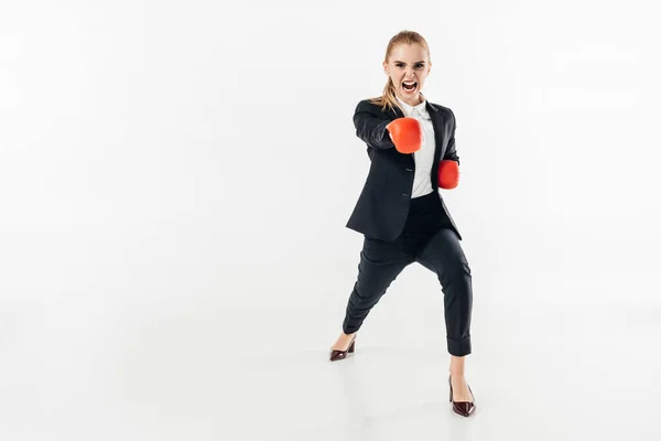 Mujer de negocios gritando en traje y guantes rojos aislados en blanco - foto de stock