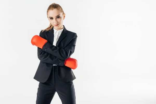 Empresária em pé de terno e luvas vermelhas e olhando para a câmera isolada no branco — Fotografia de Stock