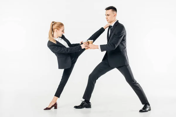 Empresarios en trajes que sostienen tazas de café desechables aislados en blanco - foto de stock