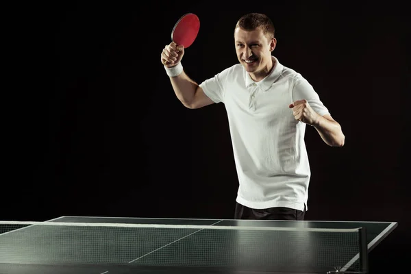 Portrait de joueur de tennis heureux avec raquette de tennis pendant le jeu isolé sur noir — Photo de stock