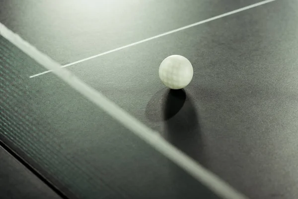 Крупный план белого теннисного мяча на теннисном столе — стоковое фото