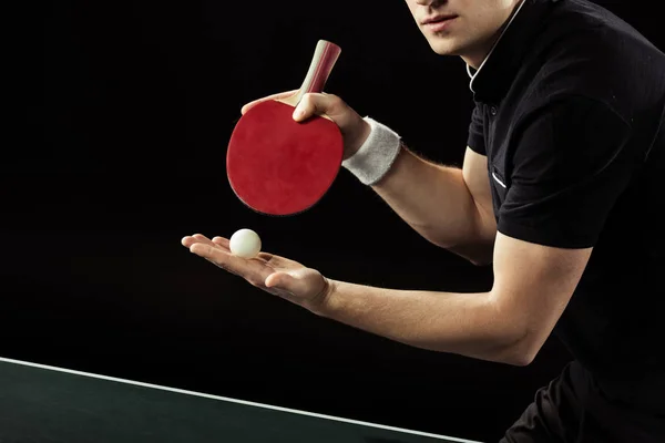 Plan recadré de joueur de tennis avec balle de tennis et raquette dans les mains isolées sur noir — Photo de stock