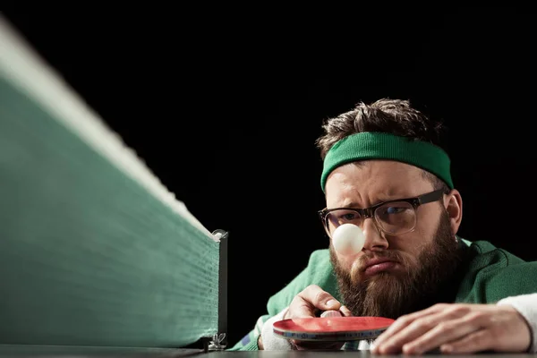 Joueur de tennis barbu émotionnel avec raquette de tennis et balle isolée sur noir — Photo de stock