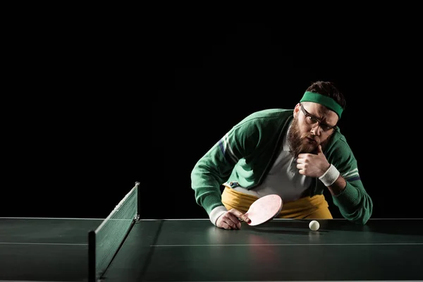 Cher joueur de tennis avec raquette s'appuyant sur la table de tennis isolé sur noir — Photo de stock