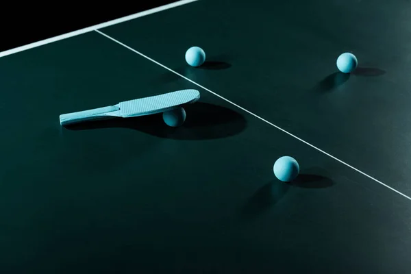 Vue rapprochée de raquette de tennis bleue et balles sur table de tennis — Photo de stock