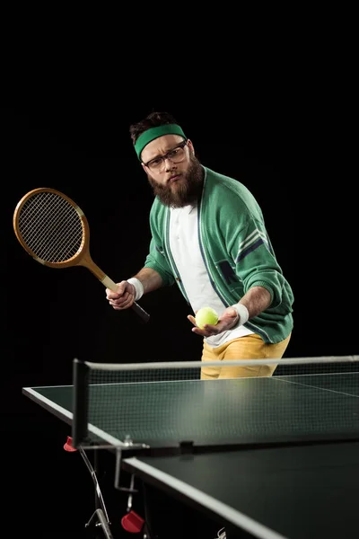 Sportler spielt Tischtennis allein auf schwarz — Stockfoto