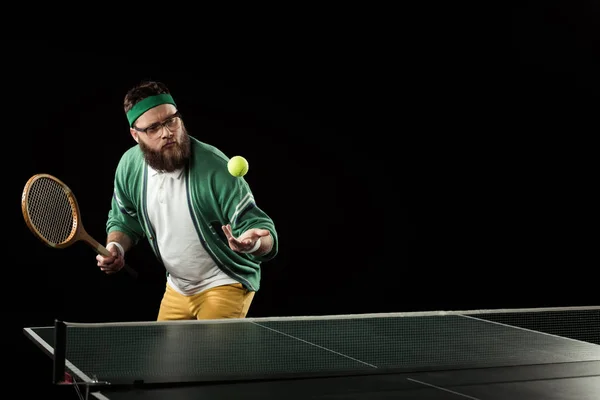 Joueur de tennis barbu pratiquant dans le tennis isolé sur noir — Photo de stock