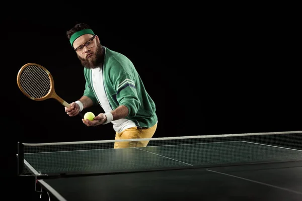 Deportista jugando tenis de mesa solo aislado en negro - foto de stock