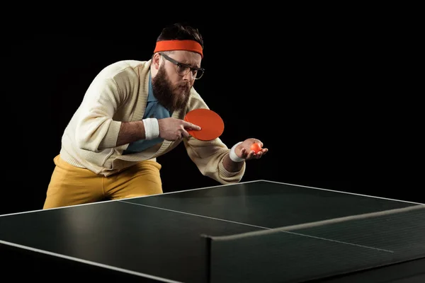 Desportista jogar ténis de mesa sozinho isolado em preto — Fotografia de Stock