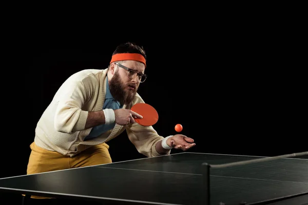 Joueur de tennis barbu pratiquant dans le tennis isolé sur noir — Photo de stock