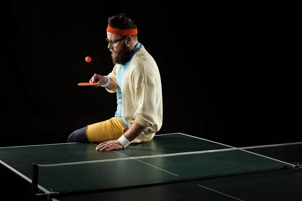 Bärtiger Tennisspieler, der isoliert auf schwarz im Tennis übt — Stockfoto