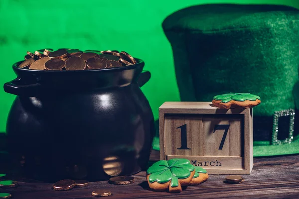 Calendário, biscoitos em forma de trevo, chapéu irlandês verde e pote com moedas de ouro, st patricks conceito dia — Fotografia de Stock