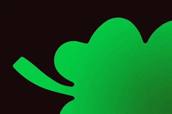 Vue rapprochée du symbole de trèfle vert isolé sur noir — Photo de stock