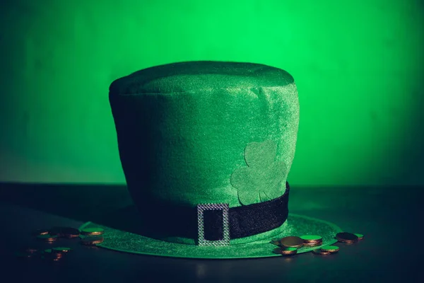 Close-up view of green irish hat and golden coins — Stock Photo