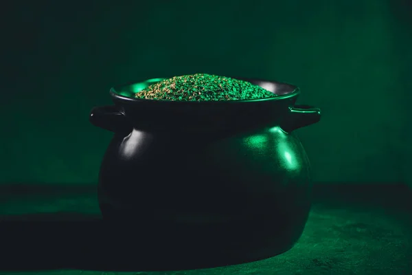 Vue rapprochée du pot plein d'or, saint patricks concept de jour — Photo de stock