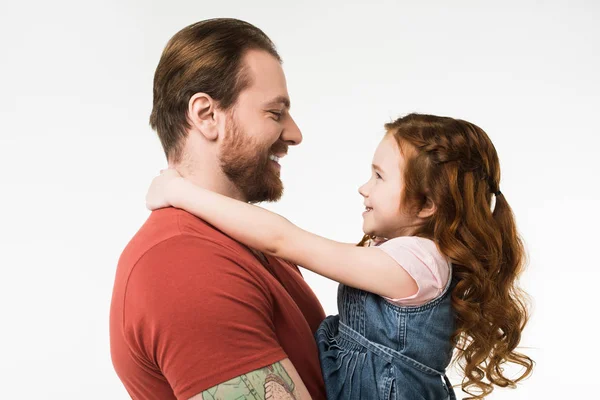 Vue latérale du père et de la fille souriants isolés sur blanc — Photo de stock