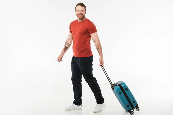 Hombre portando maleta aislado en blanco, concepto de viaje - foto de stock