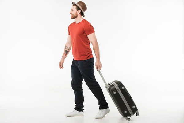 Touriste masculin élégant dans une valise de transport de chapeau isolé sur blanc, concept de voyage — Photo de stock