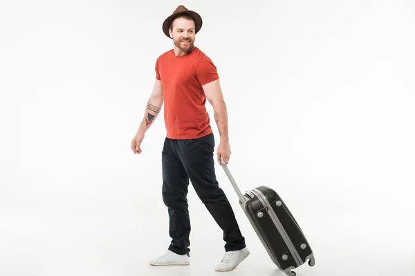 Стильный мужчина в шляпе с чемоданом, изолированный на белом, концепция путешествия — стоковое фото