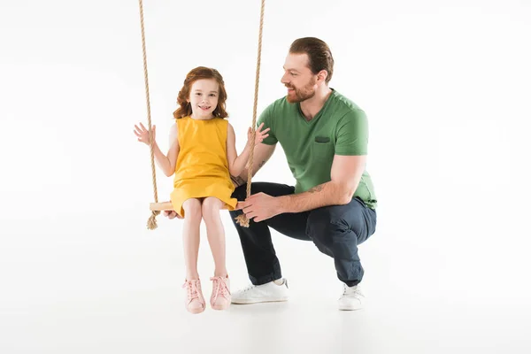 Père avec fille heureuse sur balançoire isolé sur blanc — Photo de stock