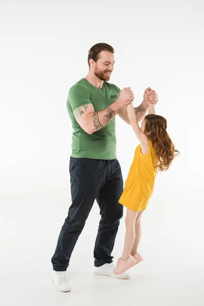 Vater zieht kleine Tochter isoliert auf Weiß groß — Stockfoto