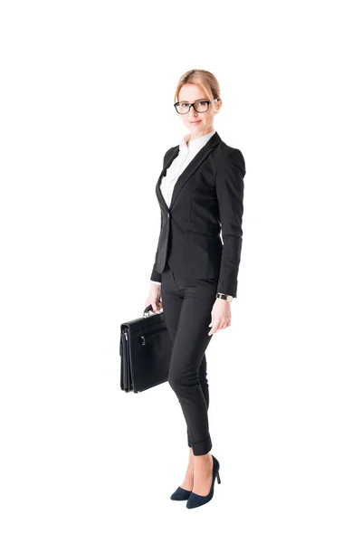 Führende Geschäftsfrau steht mit Aktentasche in den Händen isoliert auf weiß — Stockfoto