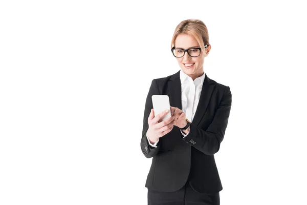 Mujer de negocios sonriente usando teléfono inteligente aislado en blanco - foto de stock