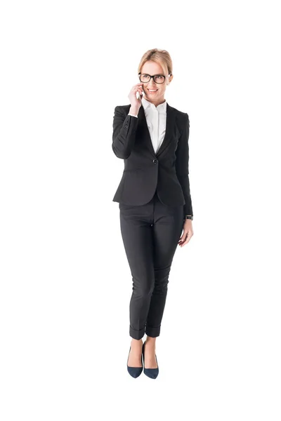 Mujer de negocios de confianza hablando en el teléfono inteligente aislado en blanco - foto de stock