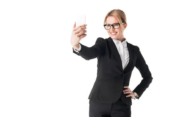 Улыбающаяся деловая женщина в очках делает селфи изолированное на белом — стоковое фото