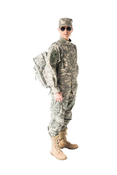 Soldado del ejército con uniforme y gafas de sol aisladas en blanco - foto de stock