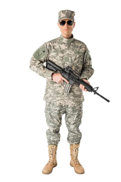Soldat in Uniform hält Waffe isoliert auf weißem Grund — Stockfoto