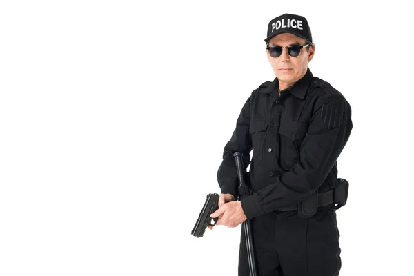 Policía serio en gafas de sol con arma aislada en blanco - foto de stock