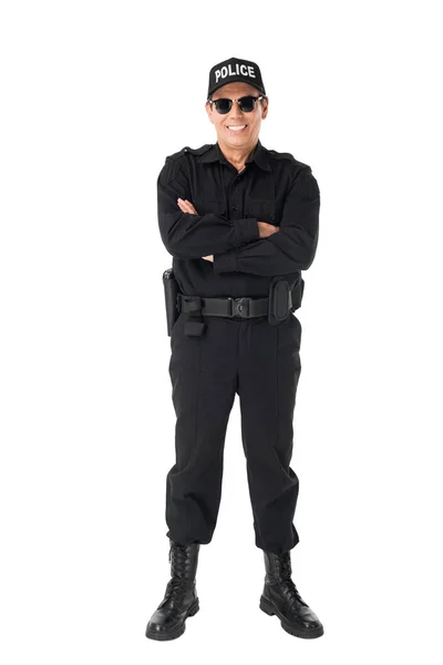 Усміхнений поліцейський зі складеними руками ізольований на білому — стокове фото