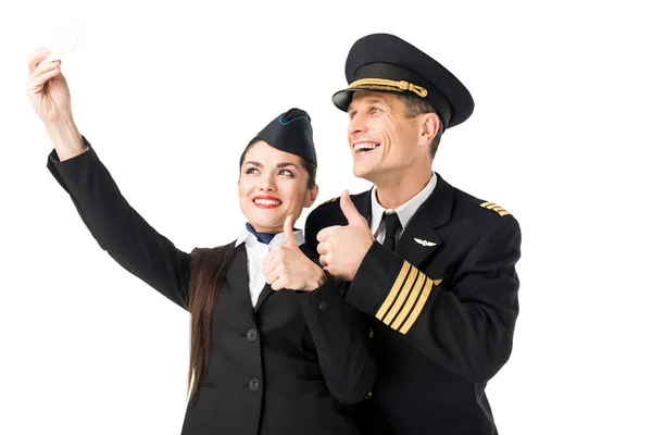 Lächelnde Stewardess und Pilot machen Selfie isoliert auf Weiß — Stockfoto