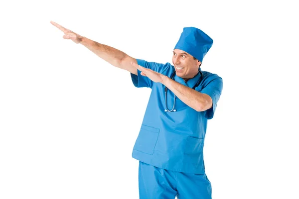 Sorrindo médico de uniforme se divertindo isolado no branco — Fotografia de Stock