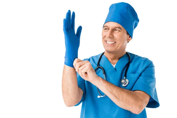 Médecin masculin portant un gant en latex isolé sur blanc — Photo de stock