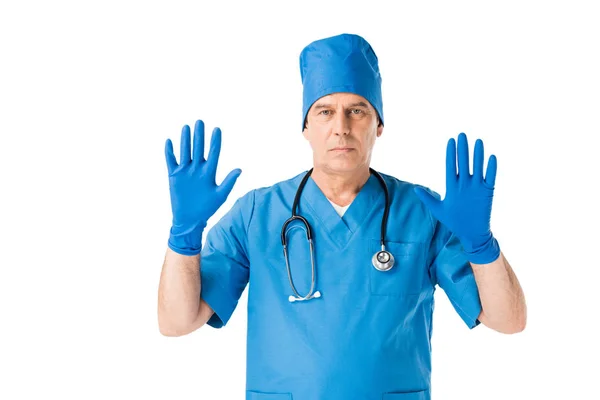 Homme médecin montrant les mains dans des gants en latex isolé sur blanc — Photo de stock