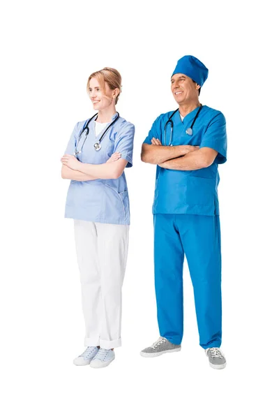 Chirurgo e infermiere con le braccia incrociate isolato su bianco — Foto stock